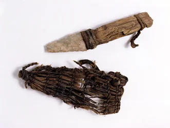 Pugnale e fodero rinvenuti con la mummia del Similaun Ötzi